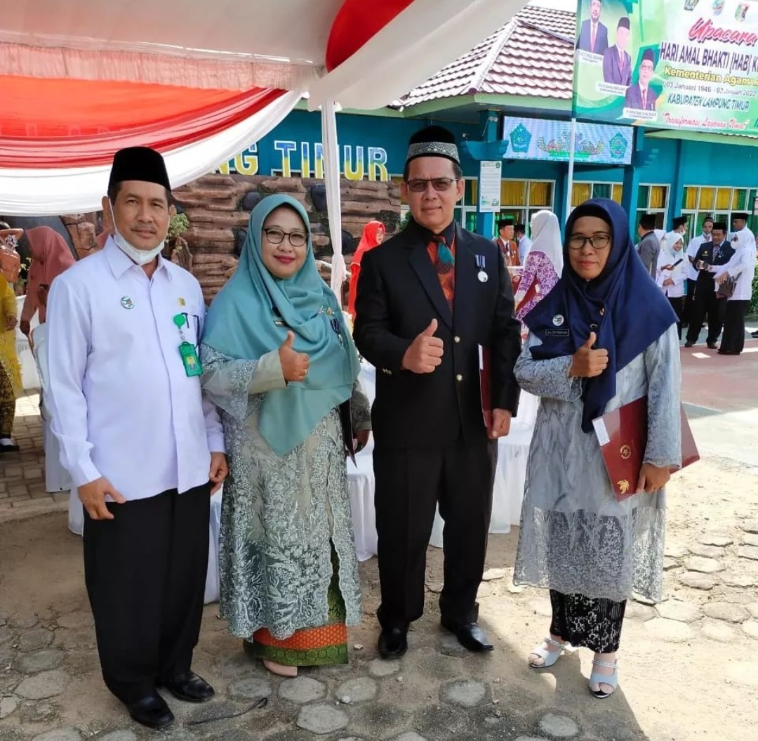 Foto, Peringatan HAB Ke-76 Tahun 2022, di MTsN 1 Lampung Timur Puluhan ASN Mendapatkan Penghargaan Satya Lencana Karya