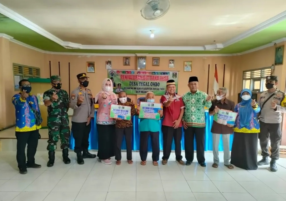 Foto, Bupati Lampung Timur, Berikan Bantuan BLT-DD Secara Simbolis