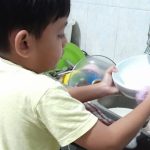 Cara Mengajarkan Anak Cara Mencuci Piring Plastik Miliknya Membangun Kemandirian Sejak Dini