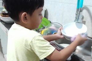 Cara Mengajarkan Anak Cara Mencuci Piring Plastik Miliknya Membangun Kemandirian Sejak Dini