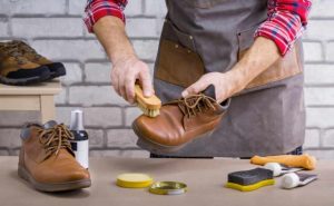 Ketika Investasi Berharga Bertemu Musim Hujan Panduan Lengkap Tips Merawat Sepatu Kulit Setelah Terkena Hujan