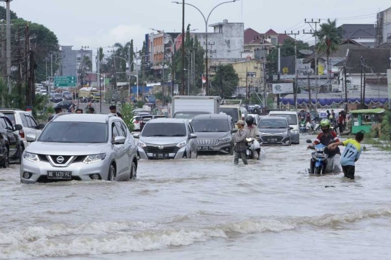 Panduan Lengkap Cara Mengatasi Mesin Kemasukan Air Saat Terjang Banjir Agar Tidak Rusak Permanen